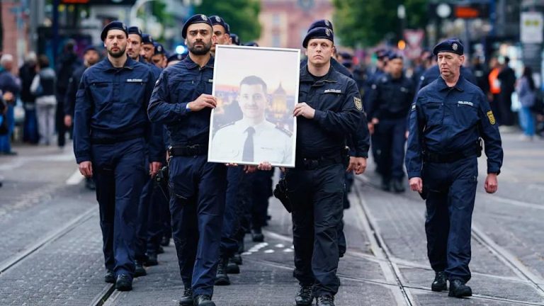 В Германия на всеки пет минути нападат полицай