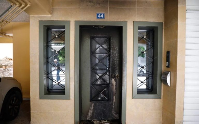 Експлозия разтърси входа на дома на депутат от управляващата в Атина „Нова демокрация“