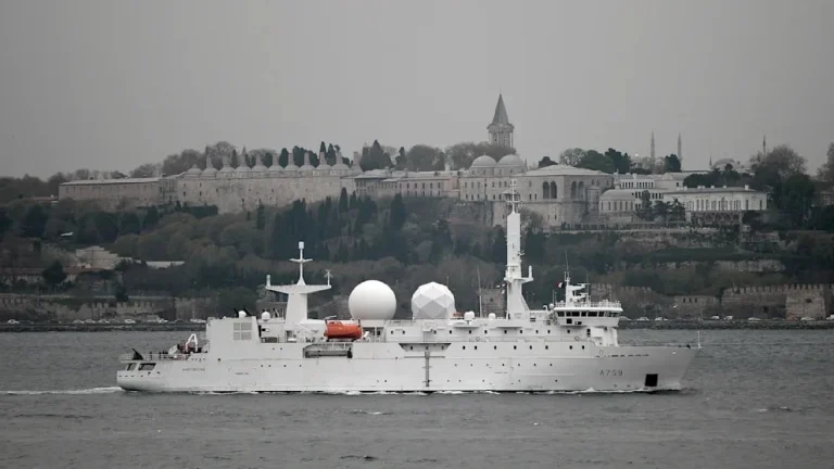 Френски разузнавателен кораб подслушва руския сенчест флот в Балтийско море