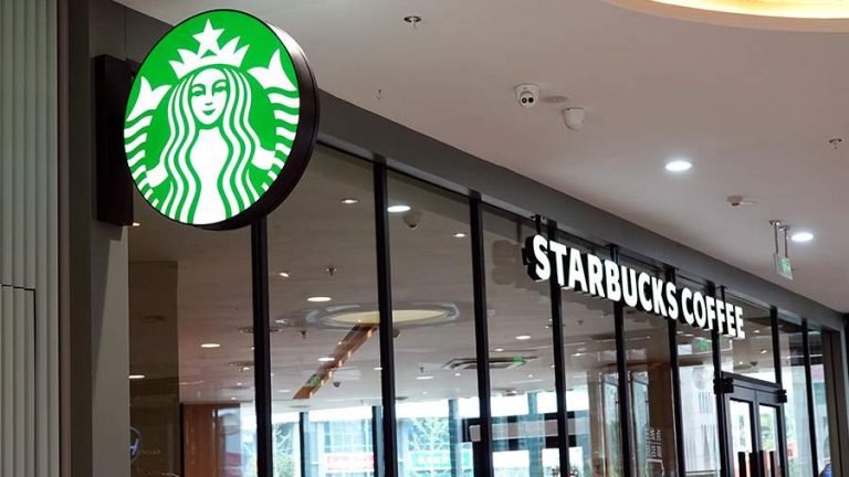 Служителите на Starbucks в САЩ стачкуват заради нов дрескод