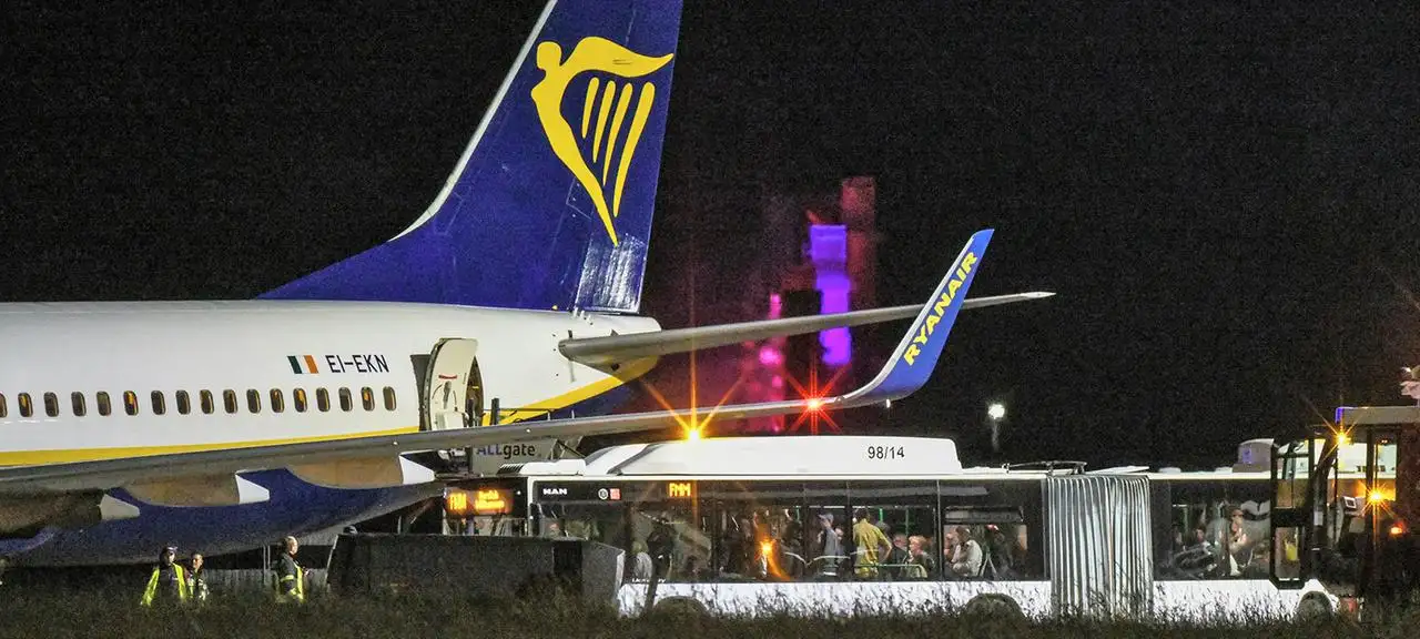 Девет души са пострадали при аварийно кацане на самолет на Ryanair в Меминген заради мощна гръмотевична буря