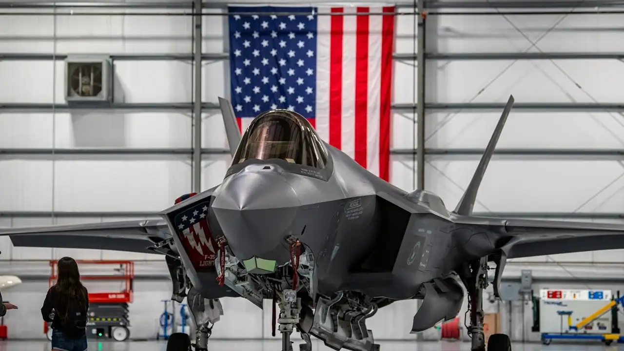 Пентагонът намалява наполовина броя на закупените от Lockheed Martin изтребители F-35