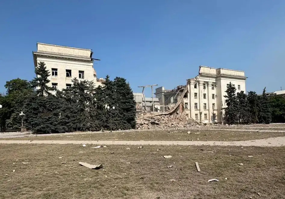 Русия срина сградата на Херсонската администрация с втори удар (ВИДЕО)