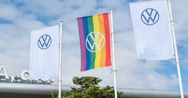 В Словакия уволниха служител на Volkswagen, свалил ЛГБТ знамето от пилон пред завода