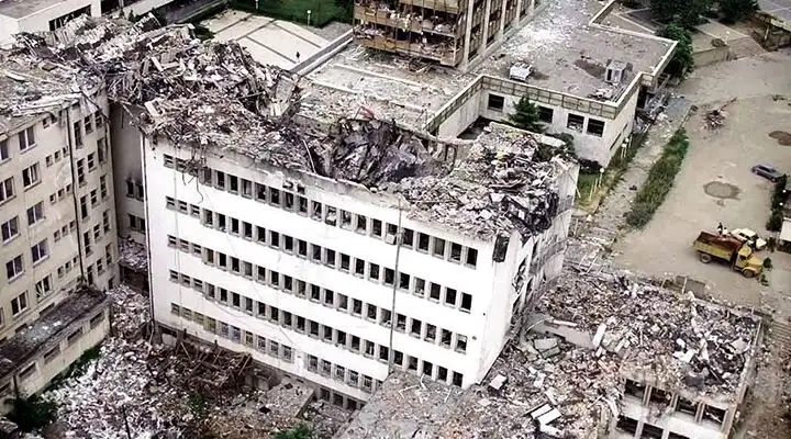 През 1999 година НАТО спира бомбардировките срещу Югославия след началото на изтеглянето на войските й от Косово.