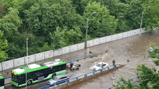 Веднъж на 100 години: Мощна буря потопи под вода Букурещ