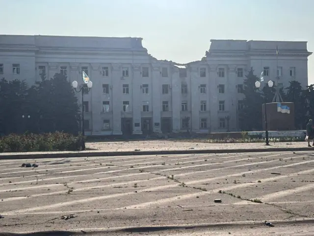Руска авиобомба разруши сградата на Херсонската областна администрация (ВИДЕО)