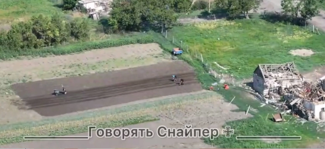 В донбаското село Алексеевка садят картофи, докато на съседната улица се водят боеве (ВИДЕО)